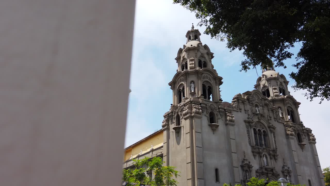 video revelador diurno de 4k de la fachada de la iglesia católica "parroquia la virgen milagrosa" frente al parque kennedy, lima, perú