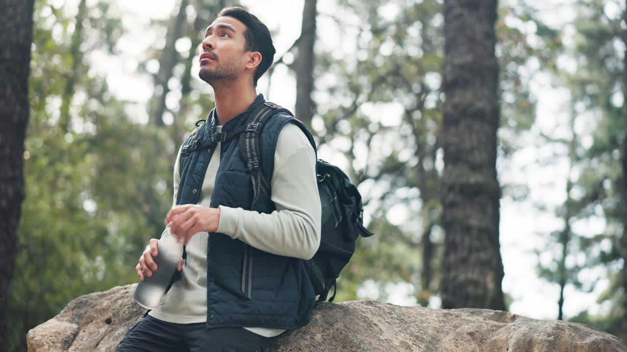 하이킹, 물과 모험 한 남자가 마시고