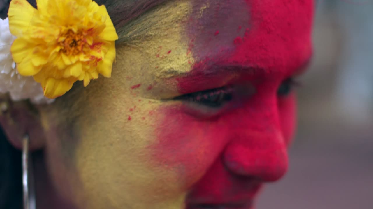 Primo piano di donne indiane con il viso imbrattato di vivaci colori Holi