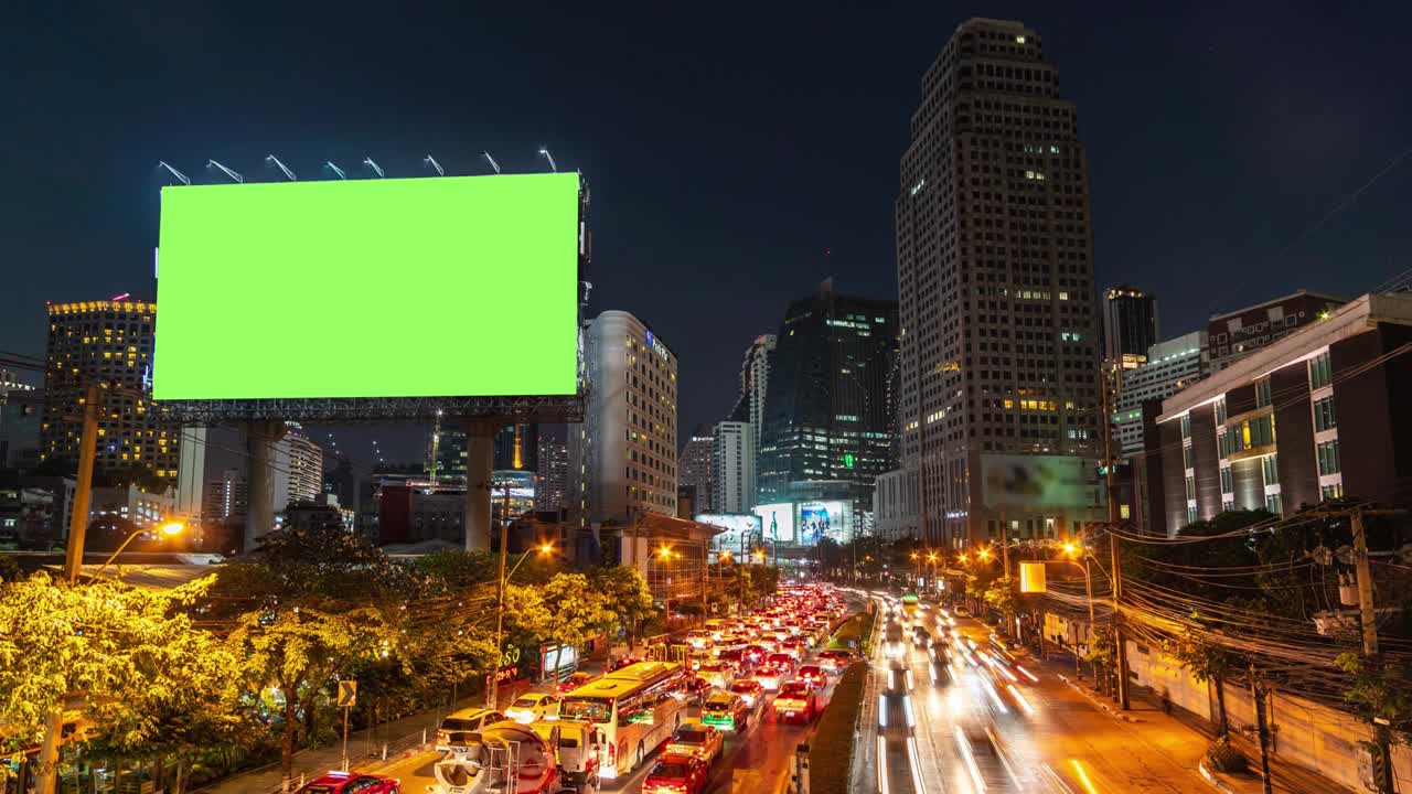 Lapso de tiempo: Valla publicitaria con pantalla verde y fondo de semáforos de la ciudad de noche. Resolución 4K