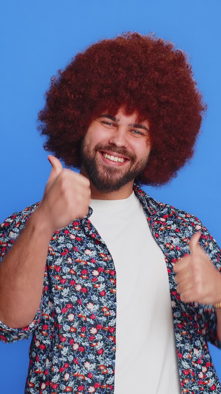 feliz hombre caucásico celebrando el éxito ganando cumpleaños lotería premio mayor logro de la meta buenas noticias