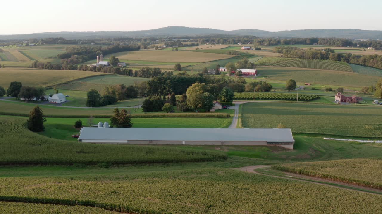 colinas rodantes, condado de lancaster, pensilvania, estados unidos, toma aérea de camión de tierras de cultivo rural
