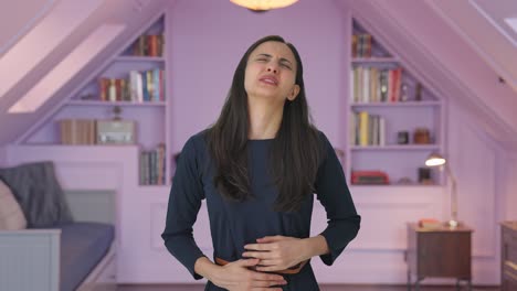 chica india que sufre de dolor de estómago