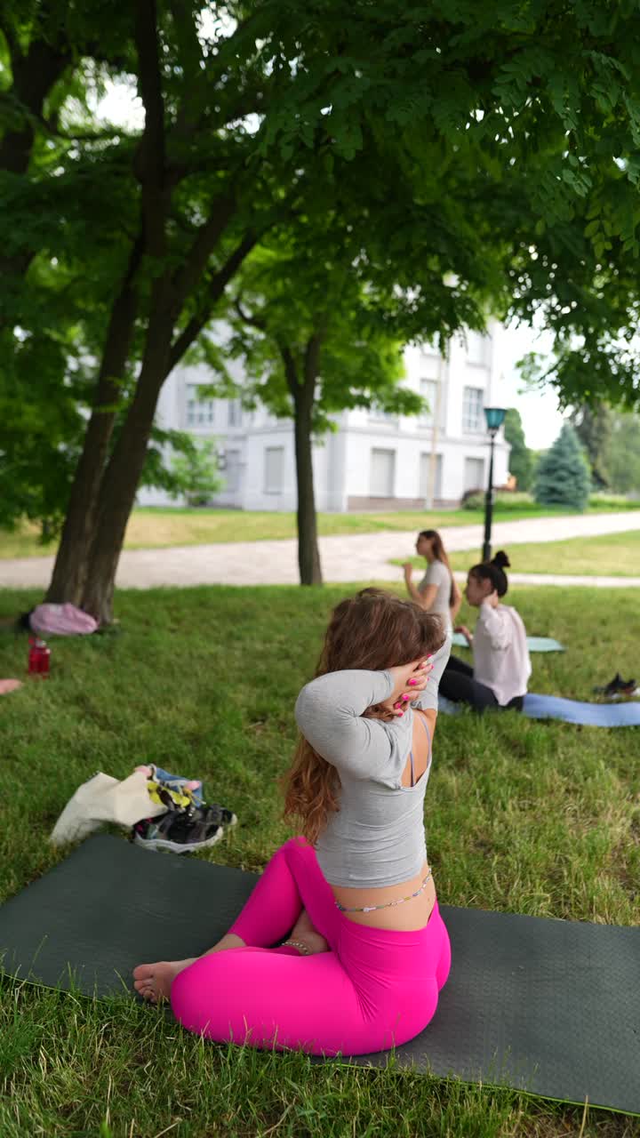 clase de yoga al aire libre en un parque