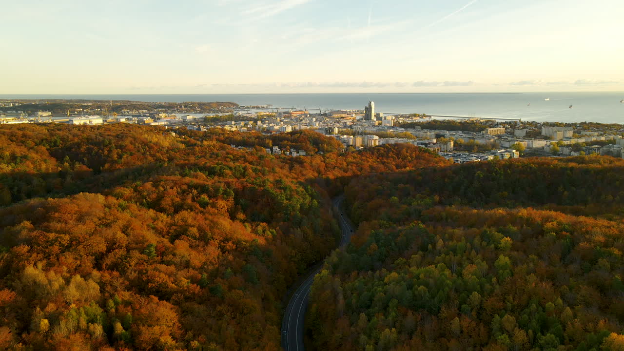bajada aérea de la altura con vistas a la torre del mar y la bahía de gdansk en gdynia en la temporada de otoño