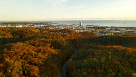 Bajada-Aérea-De-La-Altura-Con-Vistas-A-La-Torre-Del-Mar-Y-La-Bahía-De-Gdansk-En-Gdynia-En-La-Temporada-De-Otoño