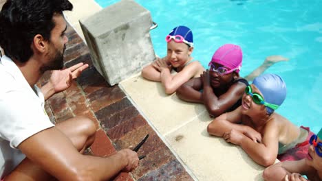 Coach-giving-swimming-lesson-to-his-students