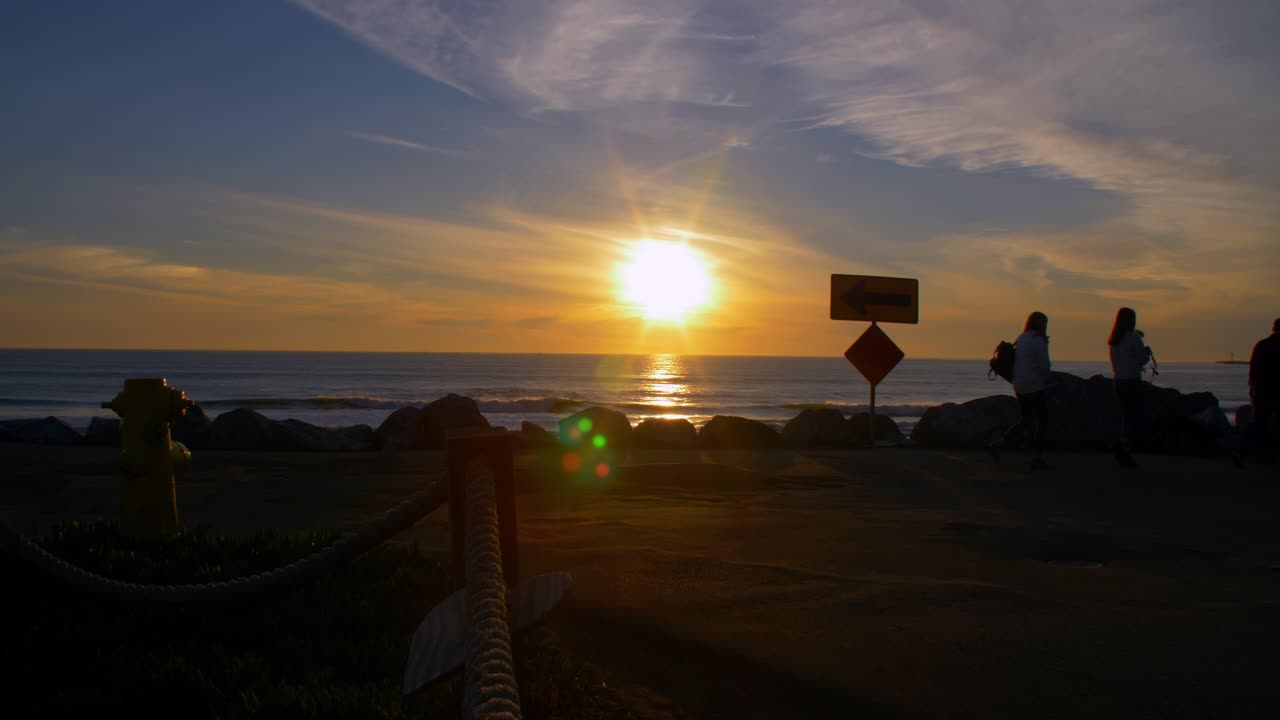 Gente pasando al atardecer