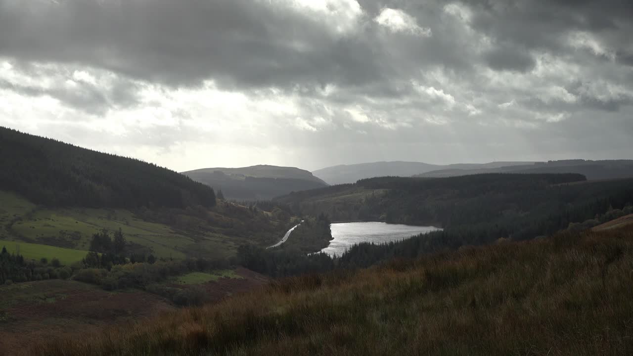 vista del embalse de llwyn-on, parque nacional de brecon beacons, gales