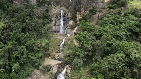 paisaje cinematográfico aéreo de la cascada de ravana, sri lanka