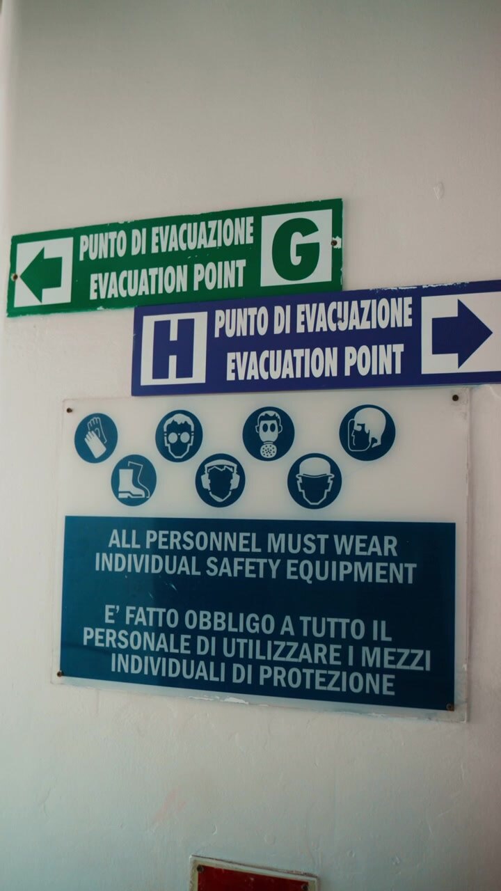 Istruzioni di evacuazione di emergenza su una nave italiana