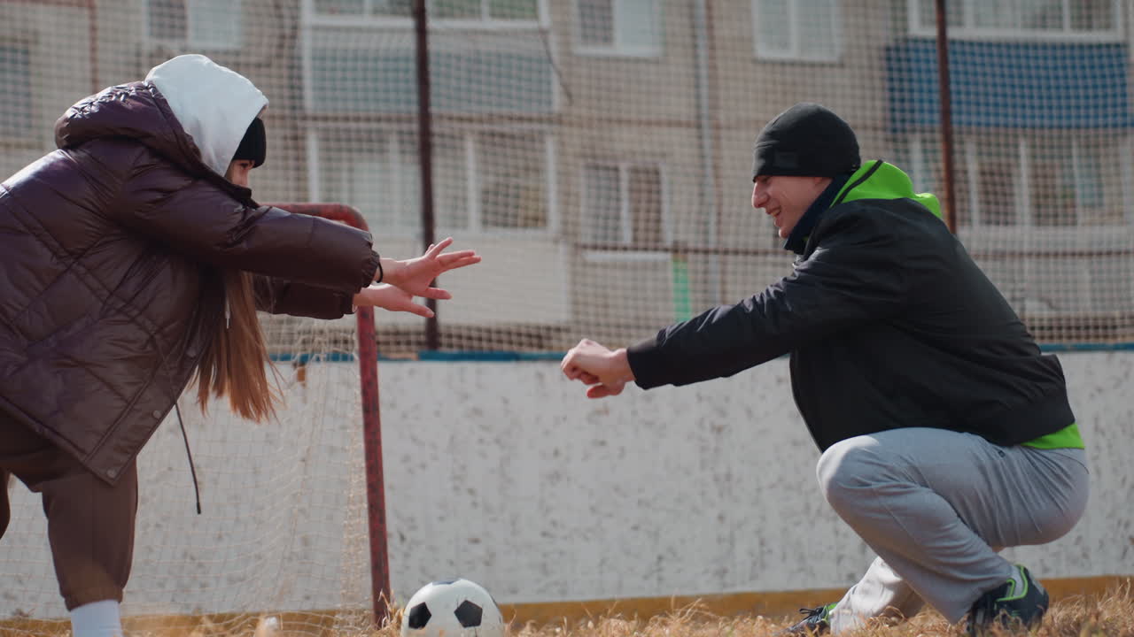 선수들이 함께 계획을 세우고, 몸을 숙인 운동선수들이 네트 근처에서 소통하며, 도시 코트에서 선수들이 클로즈업으로 협력하는 장면, 농구 선수들이 도시 코트 경계선 옆에서 잠시 전술을 공유해요.