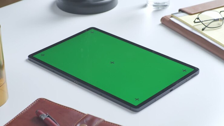 Tablet su una scrivania con schermo verde