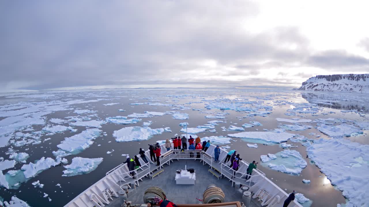 un tiro de lapso de tiempo pov de un barco proa icebergs y turistas que pasan por cabo fanshaw alaska 1