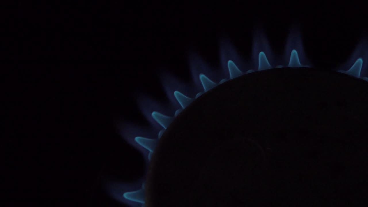 가스 스토브는 켜진 버너에 의해 켜지고 있습니다. 천연 가스 개념.