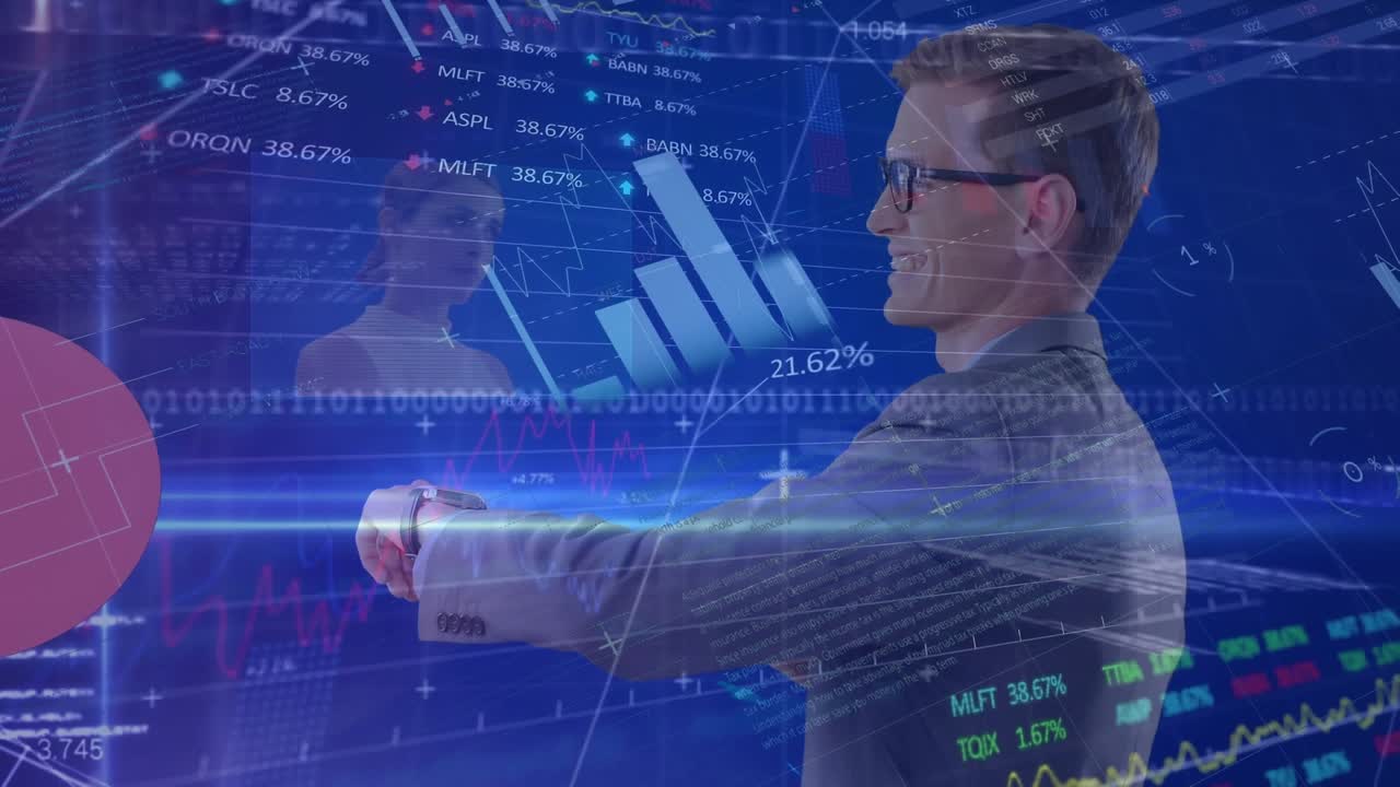 Mann som inspiserer en klokke, der en blå stråle feier over og aktiverer data, hever armene og trykker på diagrammer som fremhever prosentandeler.