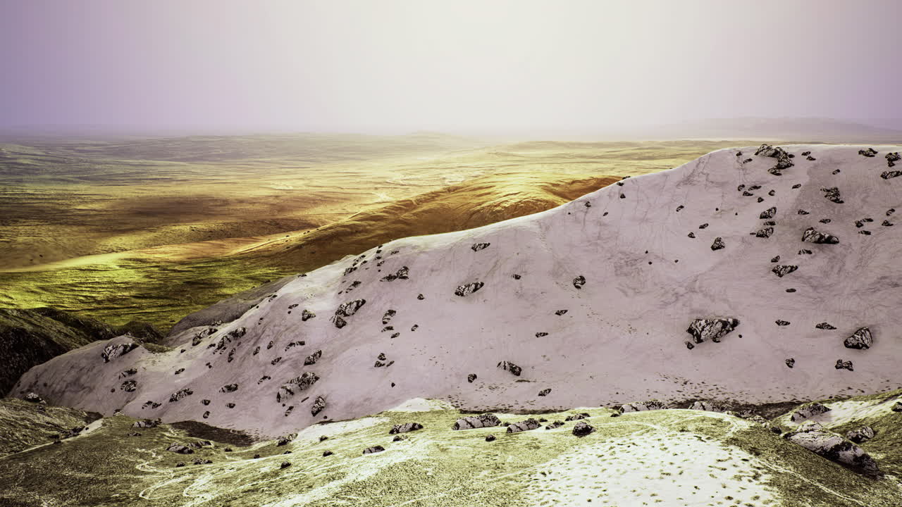 계곡을 볼 수 있는 눈 인 산악 풍경