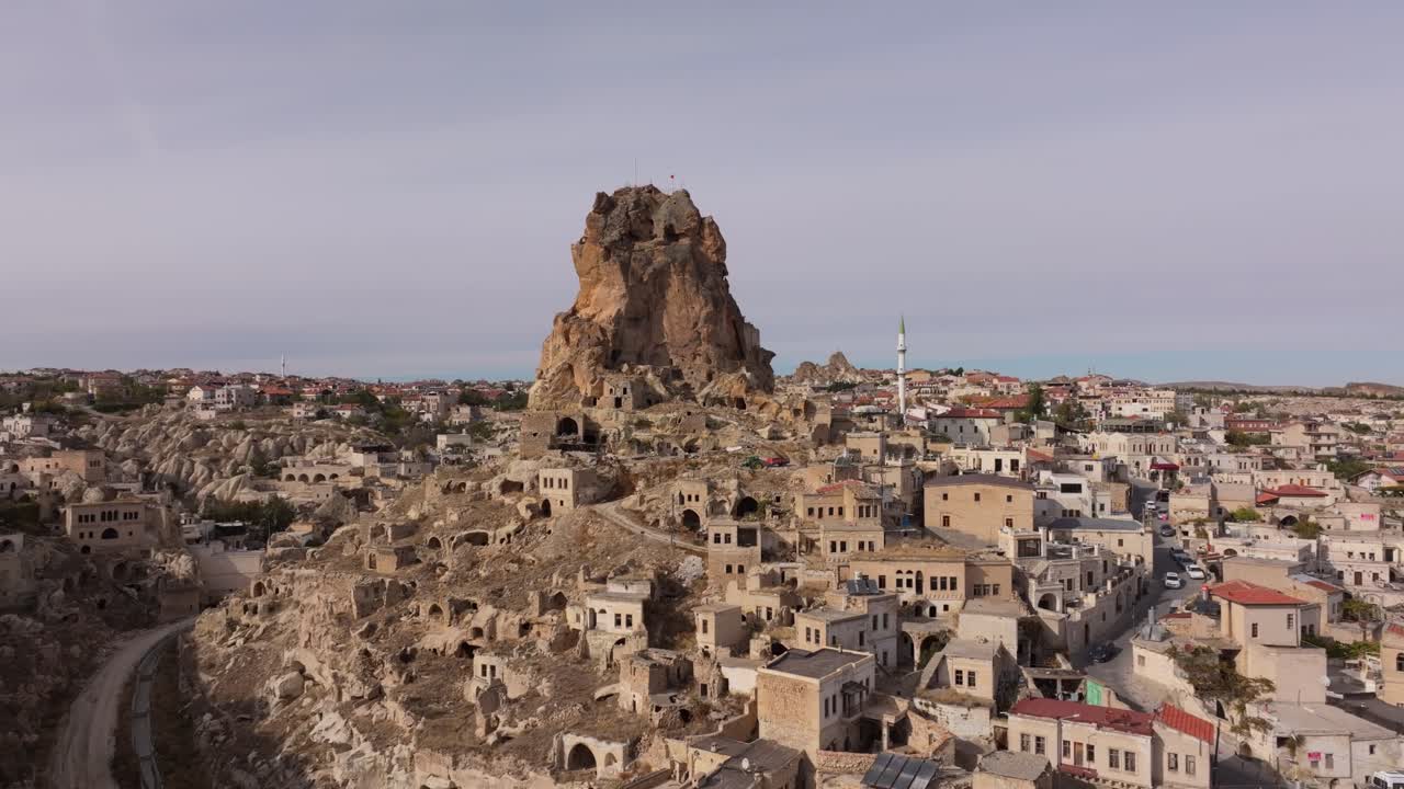 Ortahisar vadisindeki kale kalıntıları ve sarp kayalıkların havadan görünümü.