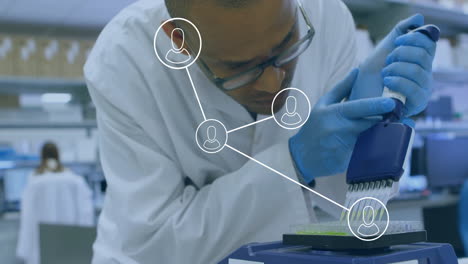 animación de iconos de los medios sobre científico masculino biracial haciendo experimentos en el laboratorio