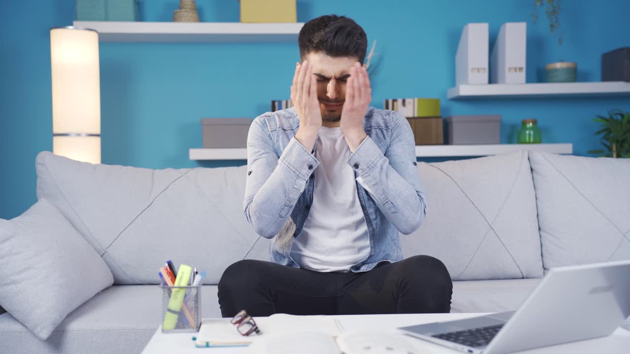 불행하고 우울한 사람은 사려 깊고 집에서 기분이 좋지 않습니다.