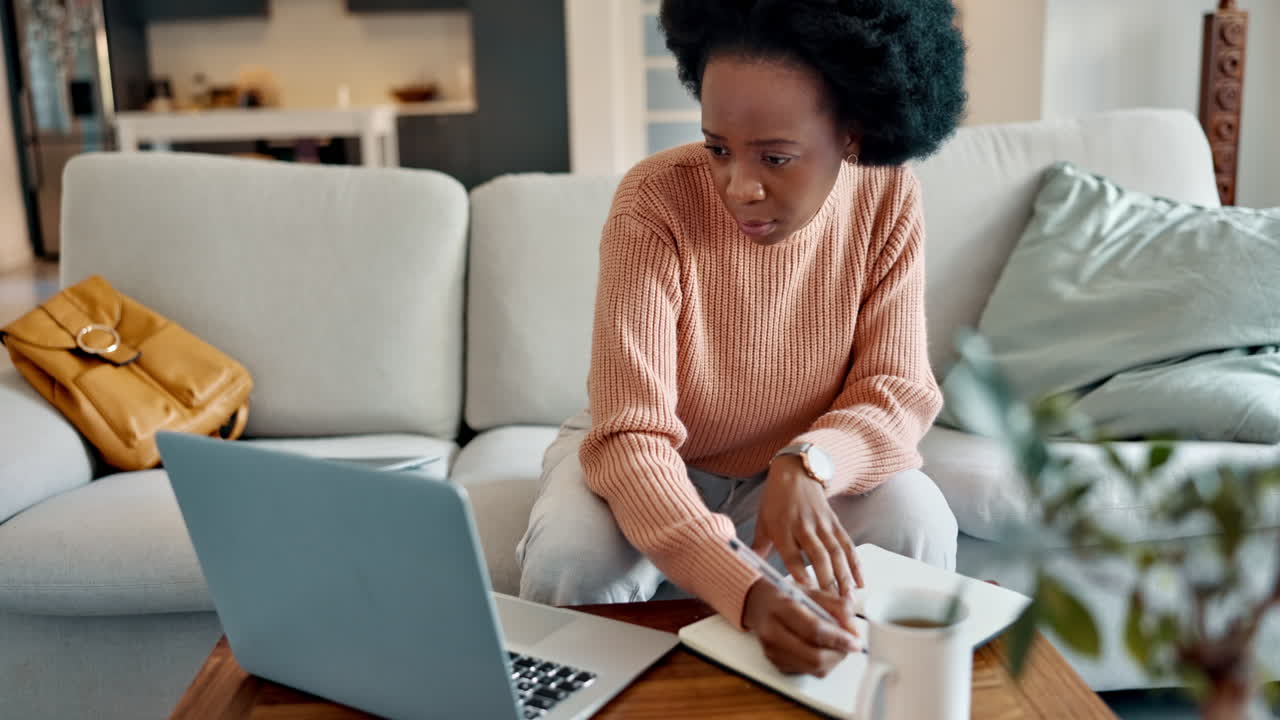 Laptop, casa e donna nera che lavora