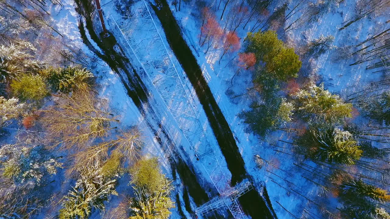 torre de transmisión de vista de área situada en el suelo. torre de alto voltaje