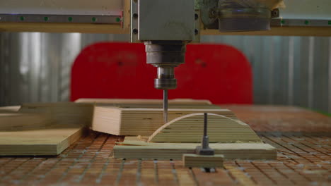procesamiento automático de madera contrachapada por máquina cnc con precisión, vista detallada del cortador en acción