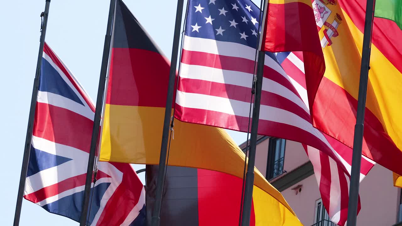 флаги различных стран, развевающиеся в сорренто