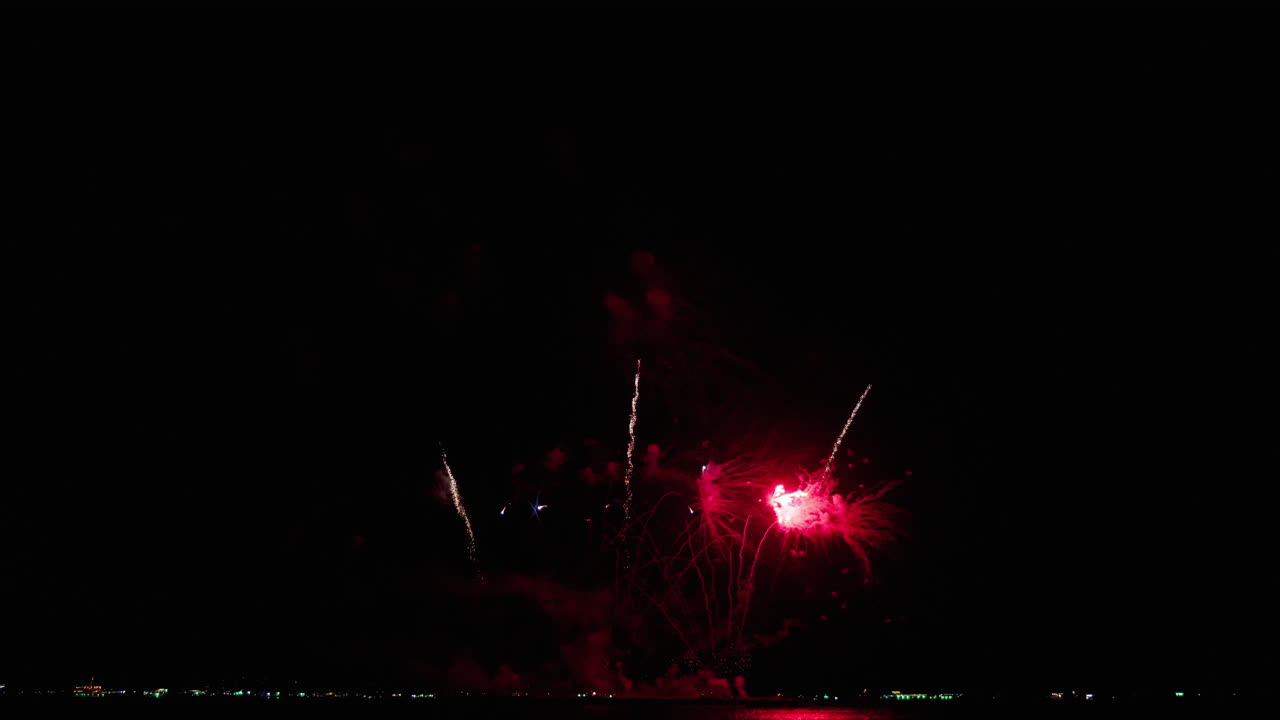 captura más cercana de los fuegos artificiales en el mar mientras la gente mira desde la playa, el festival internacional de fuegos artificiales de pattaya 2023, tailandia