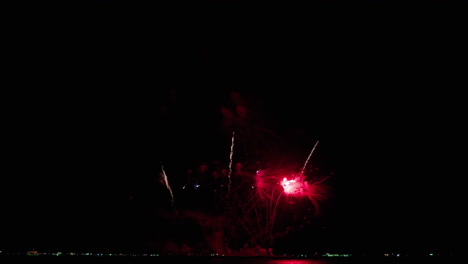 captura más cercana de los fuegos artificiales en el mar mientras la gente mira desde la playa, el festival internacional de fuegos artificiales de pattaya 2023, tailandia