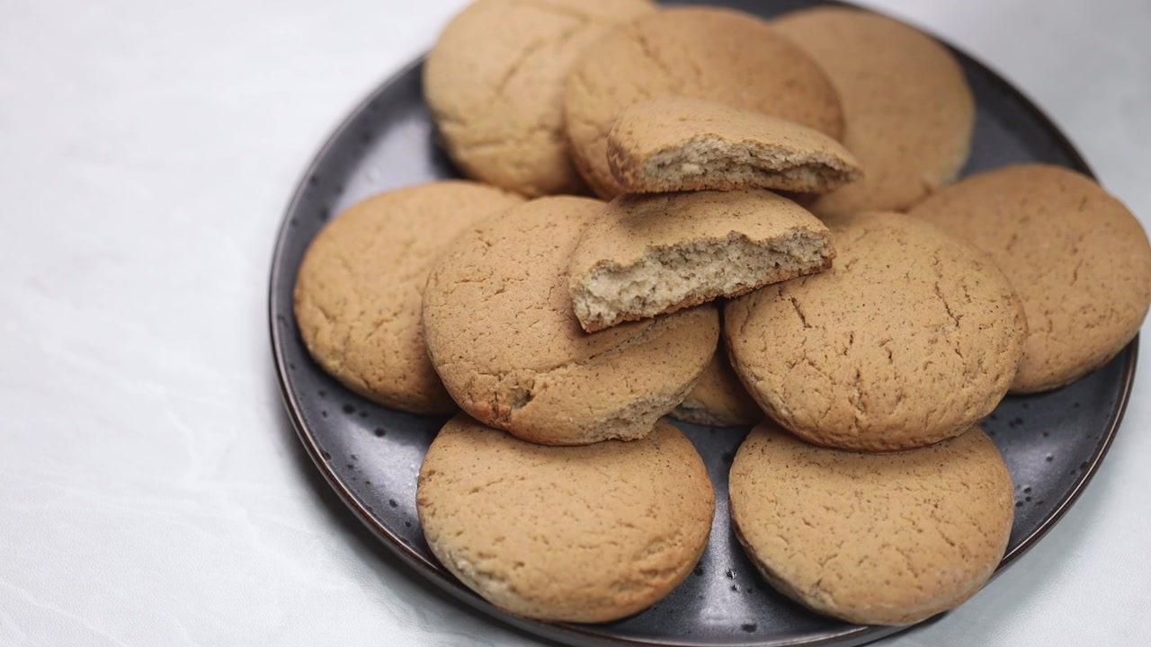 Close up of freshly baked cookies arranged on plate with slight camera movement for presentation