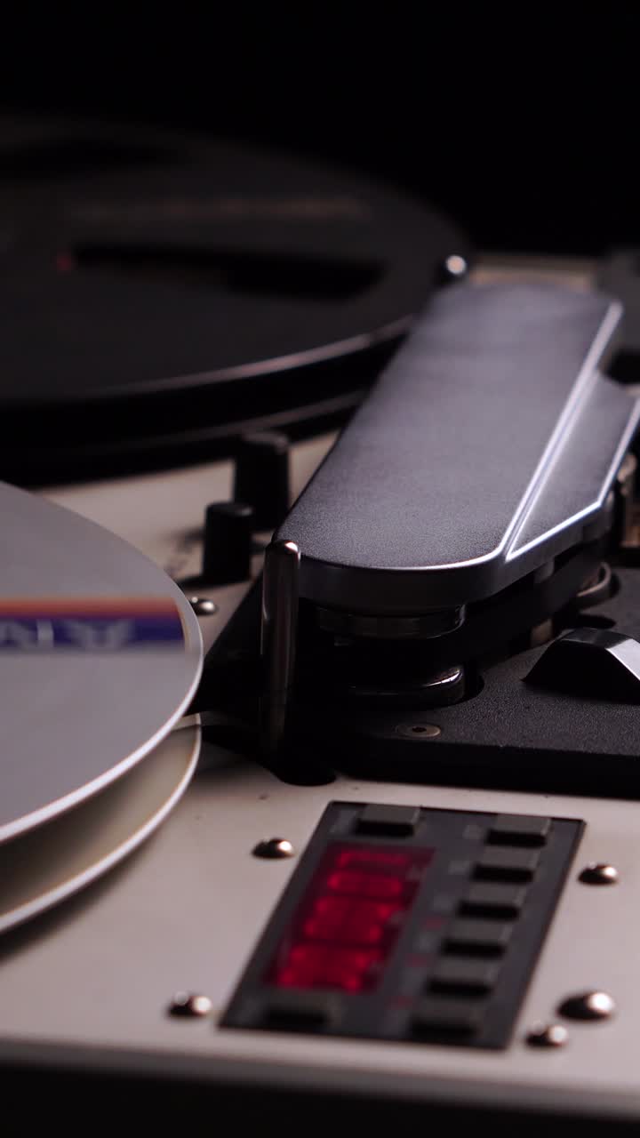 vídeo vertical, magnetófono profesional y cinta de audio giratoria de carrete a carrete