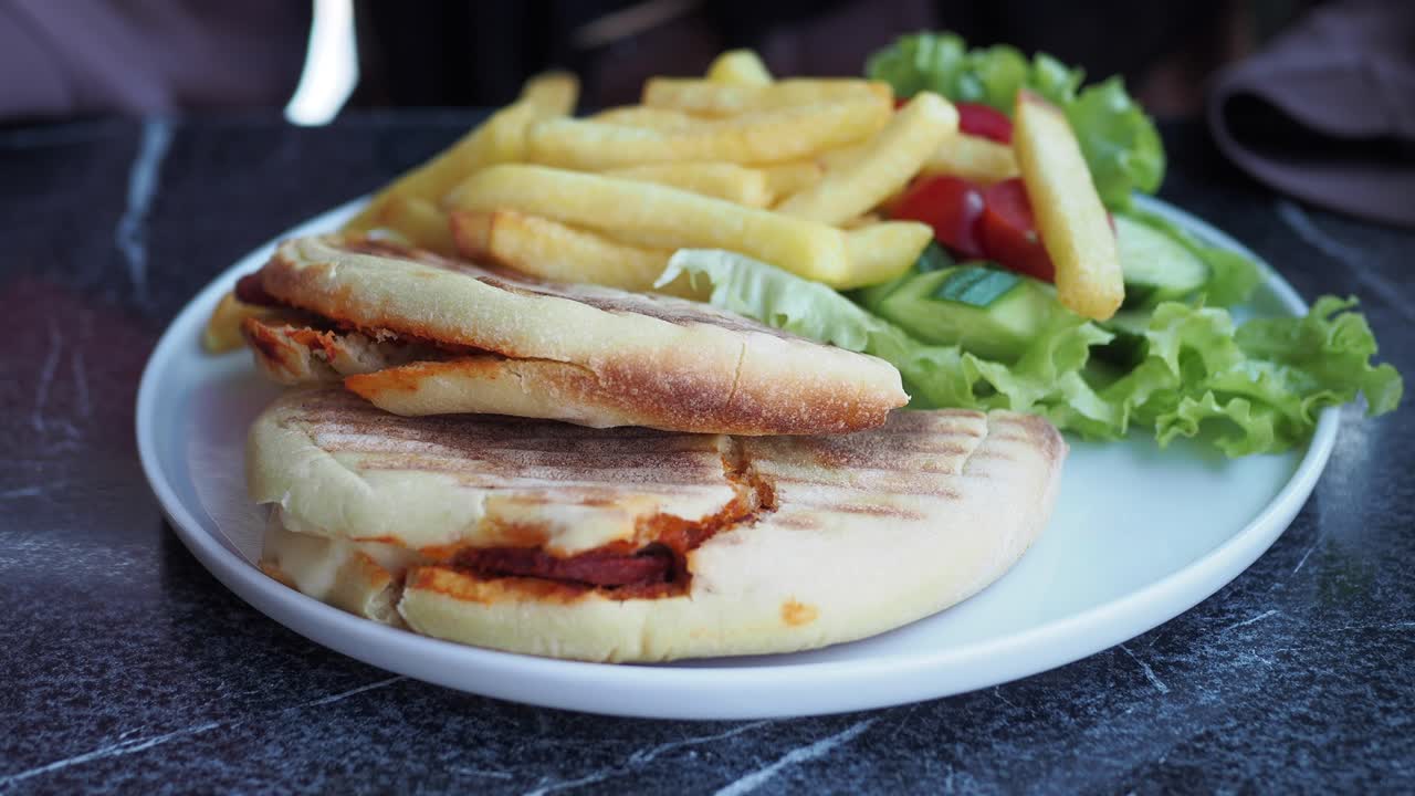 sándwich a la parrilla con papas fritas y ensalada