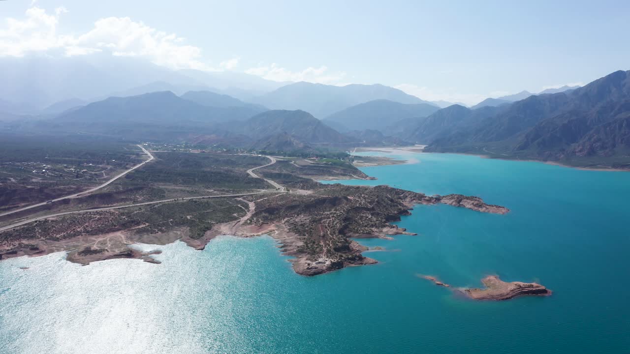 vista panorámica de drones del embalse lleno de agua azul turquesa en las montañas