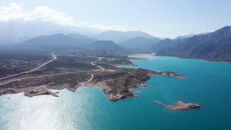 Panoramablick-Auf-Die-Drohne-Des-Türkisblauen-Wasserreservoirs-In-Den-Bergen