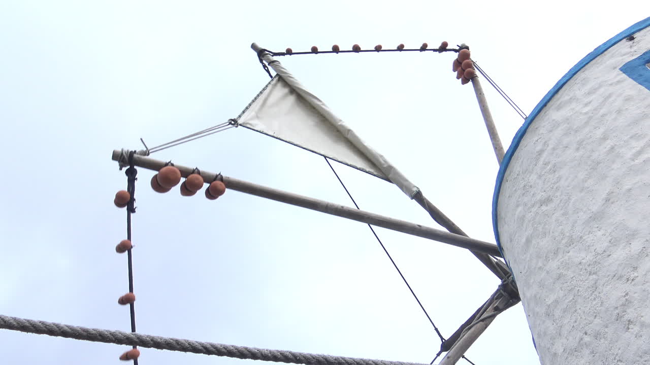 un viejo molino de viento azul y blanco