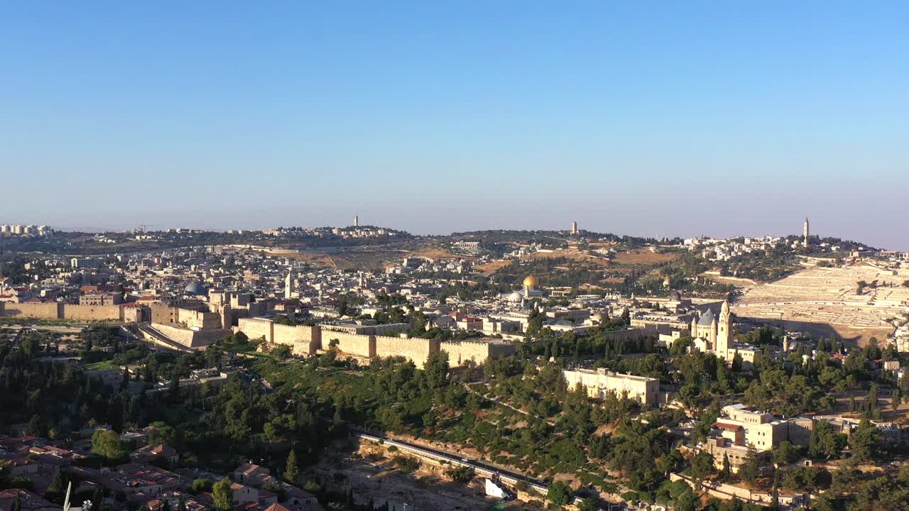Le mura della città vecchia di Gerusalemme al tramonto, vista aerea