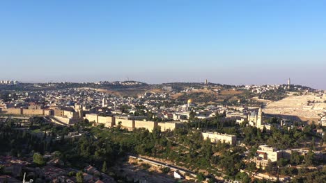 las murallas de la antigua ciudad de jerusalem al atardecer, vista aérea