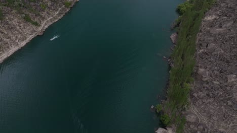 Wunderschöne-Aussicht-Auf-Den-Oberen-Kachura-See-In-Pakistan-Mit-üppigen-Grünen-Bäumen-Und-Blauem-Und-Grünem-Seewasser