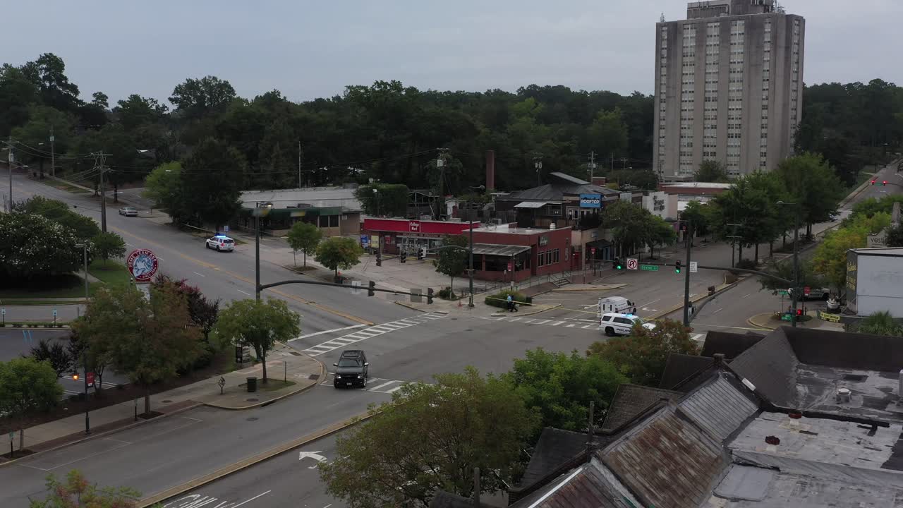 vista aérea de la policía que cubre la escena de un crimen fuera de un bar