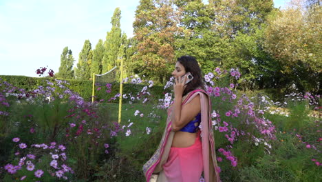 Mujer-Joven-Está-Hablando-Por-Teléfono-En-Un-Parque