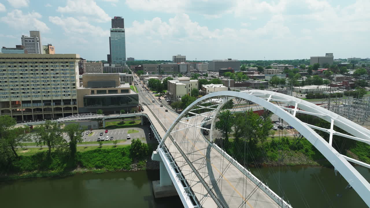 Paisaje urbano y Puente Broadway en Little Rock, AR, EE. UU. - toma aérea con dron