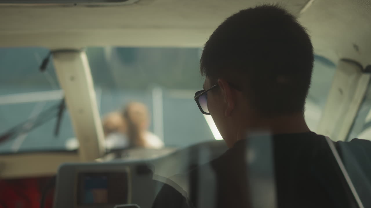 요트맨이 전화로 이야기하고  뒷면에서 빠른 모터 보트를 운전합니다. 관광객은 은 날 바다 크루즈에서 대시보드 에 서있는 요트를 제어합니다.