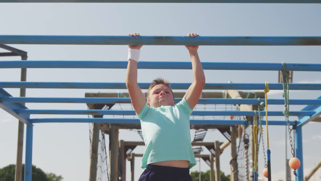 chico caucásico entrenando en el campamento de entrenamiento