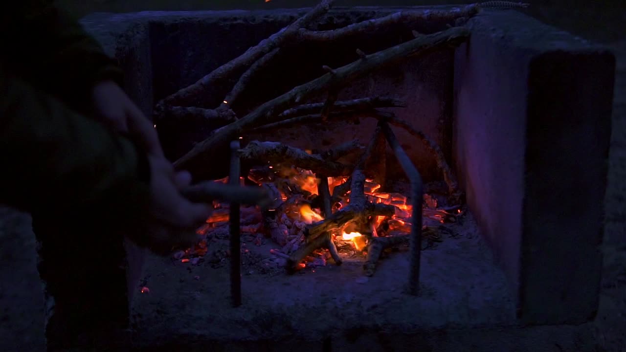 나뭇가지가 부러지고 불이 계속 붙도록 추가되는 슬로우 모션 샷