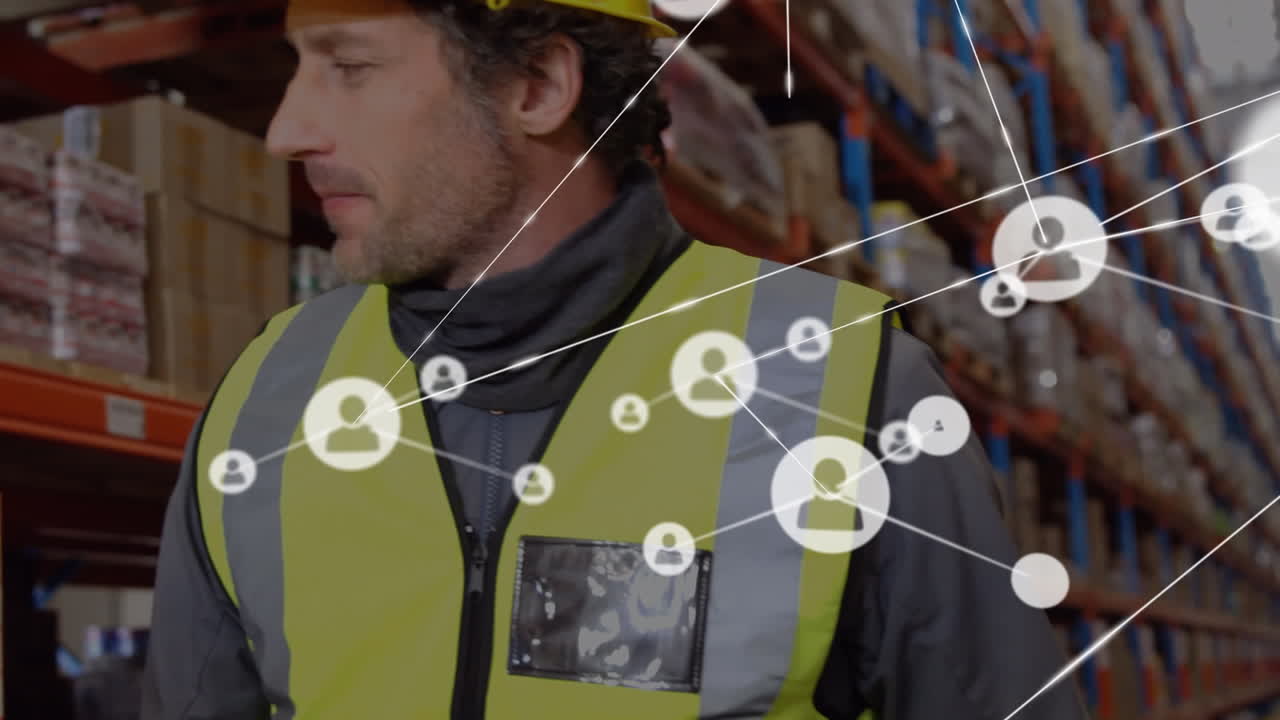 los trabajadores del almacén a menudo deben trabajar juntos para completar las tareas de manera eficiente.