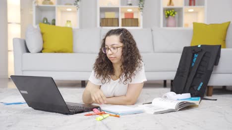 una estudiante infeliz que estudia.