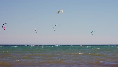 Kitesurfen-Bei-Klarem-Himmel