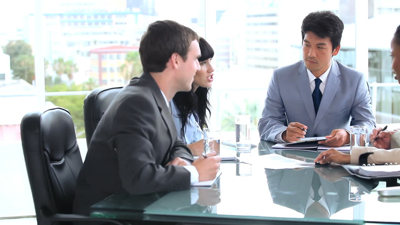 진지한 비즈니스 팀이 함께 이야기합니다.