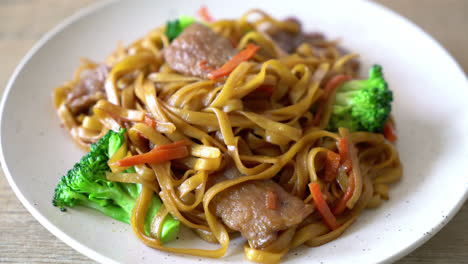 stir-fried-noodle-with-pork---Asian-style